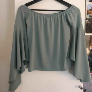  - Jätte fin turkos-blå Off shoulder tröja från Gina tricot.  Köparen står för frakten (21kr)