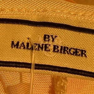  - By Marlene Birger, köpt för 1999kr för 5 år sedan. Använd ca 3 ggr. Storlek s men passar även en liten M