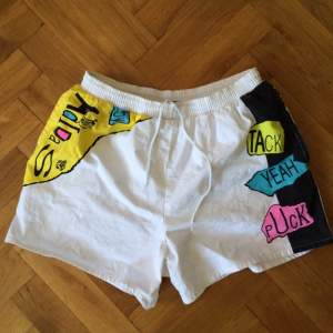Vintage shorts från Adidas med fickor på sidorna. Fint skick.

Längd: ca 37cm
