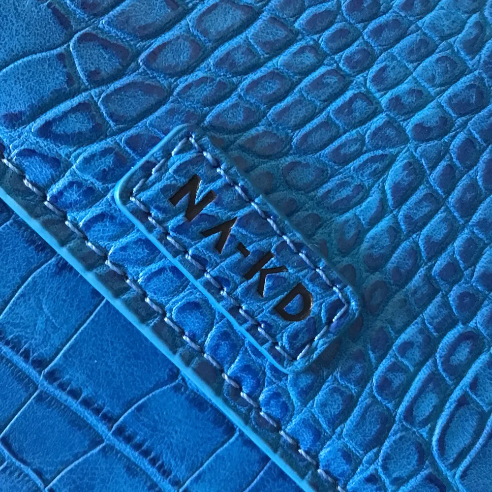 En Midjeväska eller ”Bum-bag” från NAKD i en väldigt fin blå färg. Aldrig använd och prislappen sitter fortfarande på.. Accessoarer.