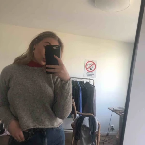  - Super mysig stickad tröja från Brandy Melville. Använder aldrig längre så säljer den. Super mjukt material! Köparen står för frakten🌻