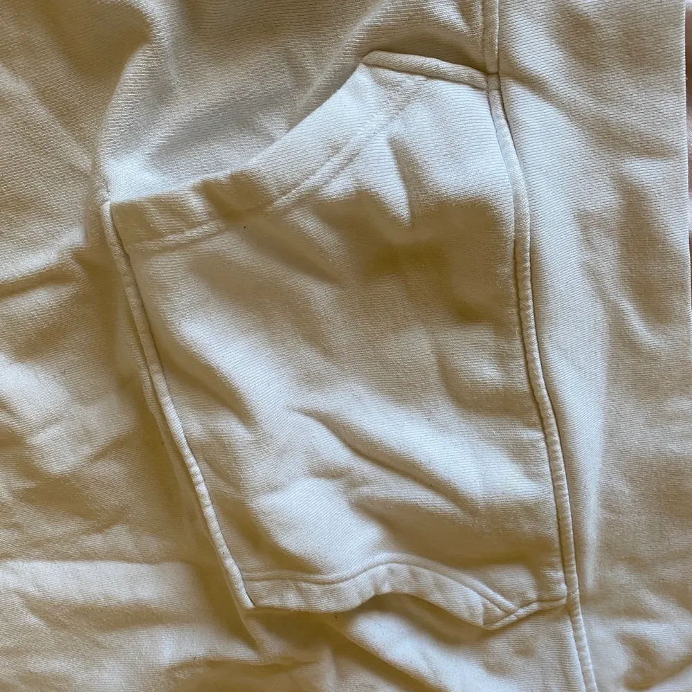 Hel vit Levis hoodie, storlek M för män med en röd logga på mitten av tröjan och en magficka. Köpt ett par månader sen. 1000 kr . Tröjor & Koftor.