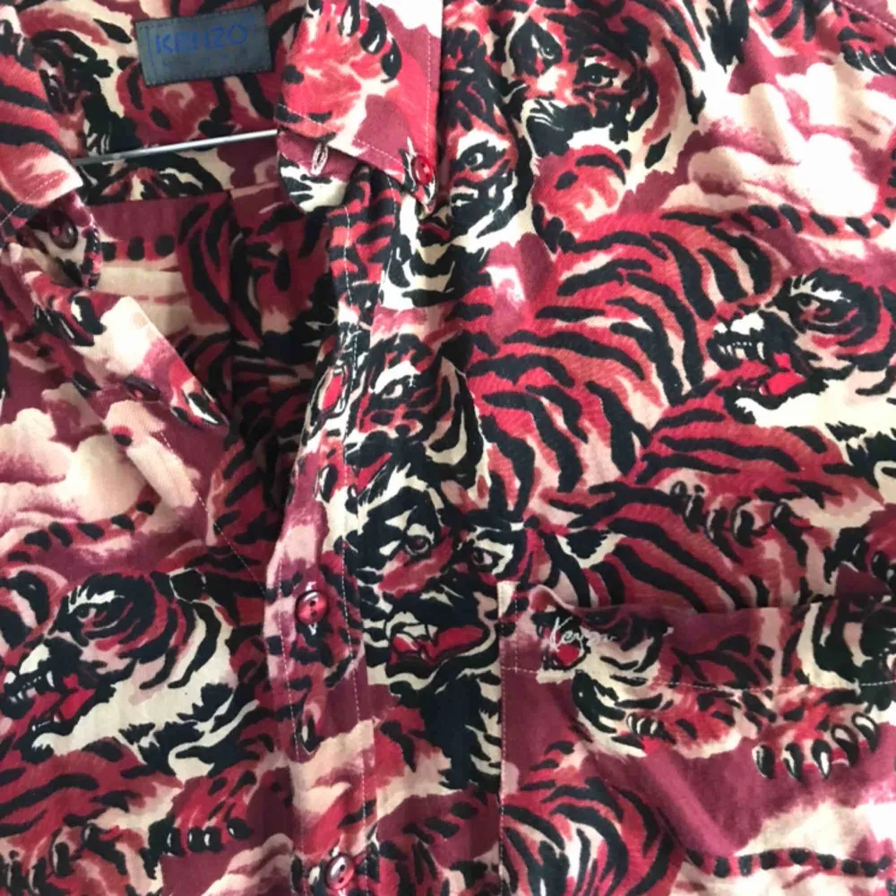 Assnygg skjorta från Kenzo! Vem vill inte ha en tigerskjorta liksom?¿ Passar S, M, L, beroende på hur man vill att den sitter. Själv har jag S/M:)  Bra pris;). Skjortor.