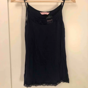  - Marinblått linne med spets från hunkemöller, helt ny med prislappen kvar, superskönt material