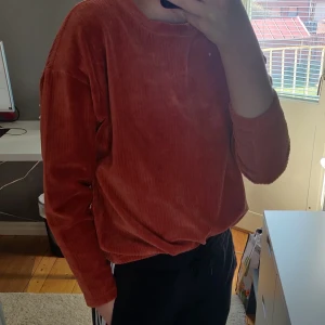 Långärmad tröja S/M - Rostfärgad, ribbad. Aldrig använd. Köparen står för frakten (66kr)