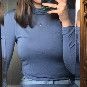  - Ljusblå polo i stretchigt tunt material. Frakten tillkommer🥰