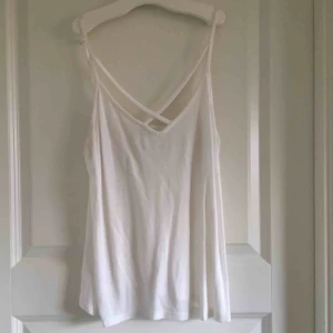  - Priset inklusive frakt! Linne från gina tricot. Uppknutna axelband, men går såklart at knyta upp om man vill! 