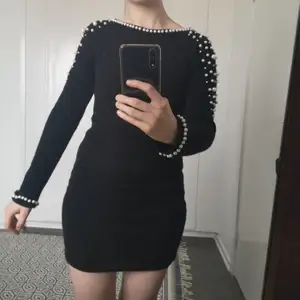 En så unik klänning jag köpt second hand men tyvärr hänger den bara i garderoben..  Den är svart och har en så fin rygg. Det står ingen storlek men jag är en XS i klänningar och är 158 cm lång. Köparen står för frakt. 