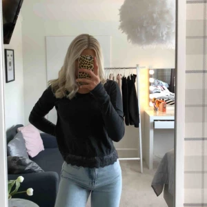  - Stickad tröja från HM med spets i nederkanten. Denna är i storlek 158/164 men är stor, jag skulle säga att den passar någon med storlek S perfekt. Tunn och skön✨