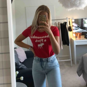  - T-shirt i härlig röd färg från Abercrombie and Fitch i storlek M. Men denna skulle jag säga är mer som en storlek S i storleken🥰