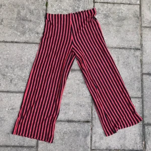 Randiga byxor - Säljer dessa balla byxorna från zara med randigt i svart och rött, de är väldigt mjuka och sköna att ha på sig! De är i fint skick ❤