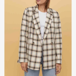  - Rutig kavaj från h&m👐 Ser gulare ut på bilden än vad den är o verkligheten. Prislappen sitter kvar då den är något för liten för mig. Nypris 299kr, kan mötas och frakta❤️❤️❤️