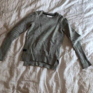  - Stickad ljusgrå sailracing tröja. Aldrig använd med äkta ull. 