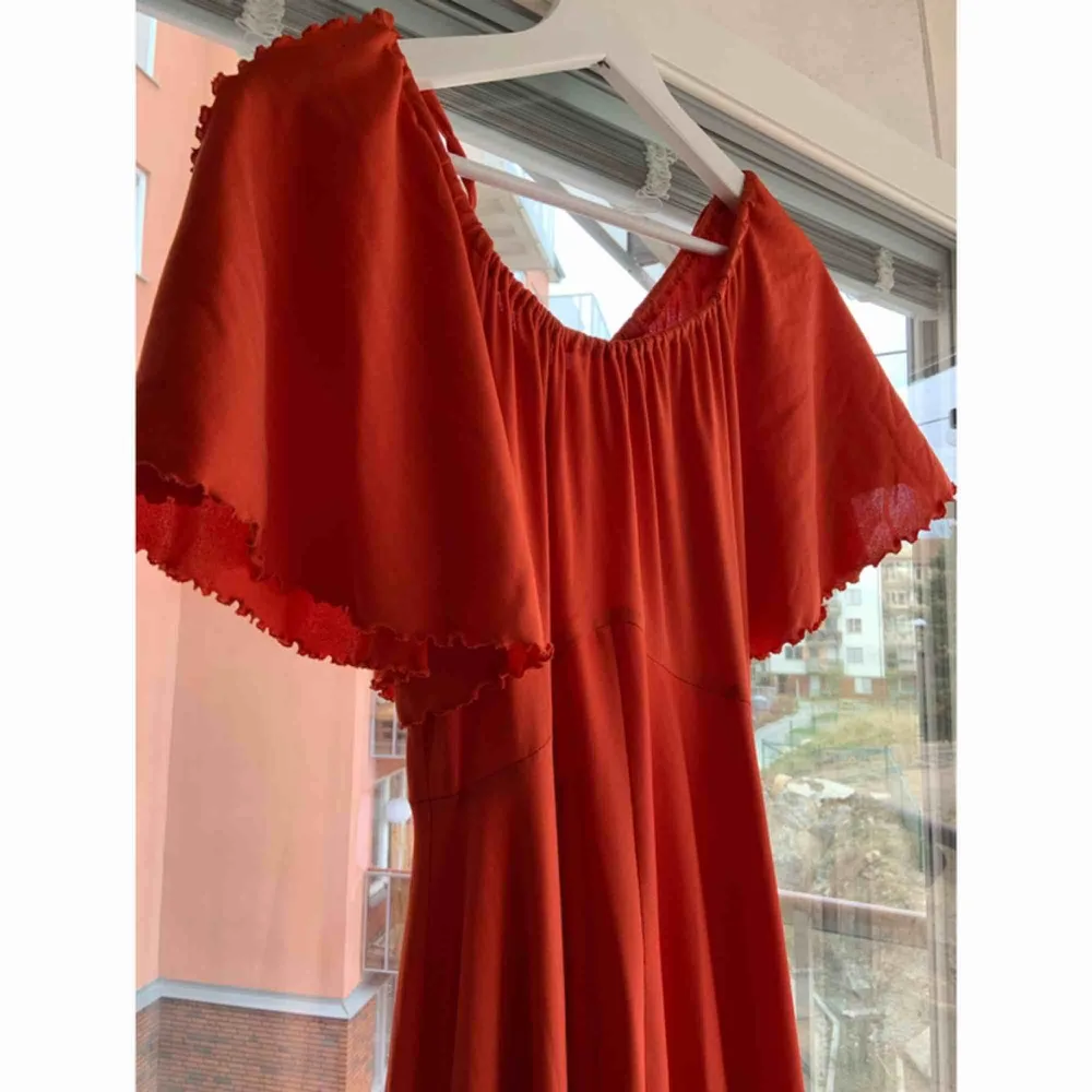 Unik vintage klänning i en härlig tomatröd färg 🌟 Perfekt till sommarfesten ❤️. Klänningar.