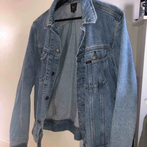  - Riktigt fin lee jeans jacka storlek M men sitter som en blandning av s/m. Ny pris runt 1100kr