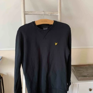  - Svart tröja från Lyle & Scott