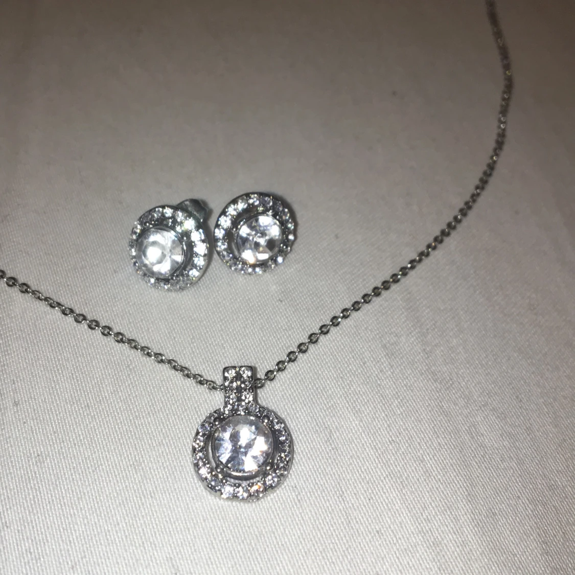 Ett sett med örhängen och halsband - 90