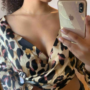  - Snygg topp som bara legat i min garderob så säker den nu. Aldrig använd.  Frakt tillkommer💕