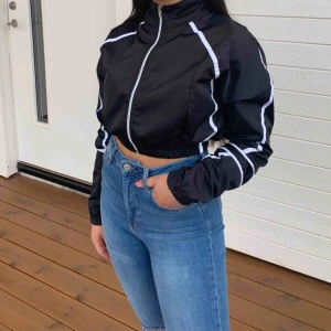  - Cool topp i lite kortare modell från Boohoo i stl.6 (motsvarande XS-S). Skulle även kunna passa som en tunn jacka.  Resår i midjan & handlederna så man får fin form.🤗 Aldrig använd direkt utan bara provat.  100kr ink. frakt ✨
