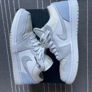 Air Jordan 1 paris - Säljer dessa Air Jordan 1 low Paris i super skick! Snålt använda, cond 8-9/10. Storlek 42,5. Möts i Sthlm eller fraktar mot kostnad. Svarar gärna på frågor🙂
