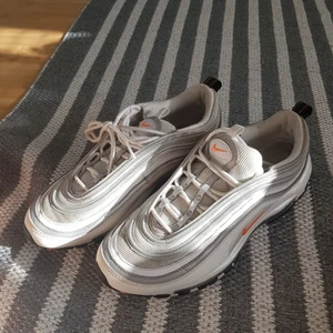 Nike air max 97 - Nike air max 97 storlek 42. Köpta för 1300kr. Använda men i bra skick. Sköna att gå med och reflex. Frakt tillkommer. 