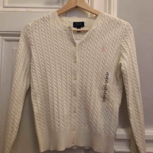  - Passar S. Super söt och helt oanvänd ralphlauren kofta då till och med lapparna sitter kvar. Säljer för att jag inte kommer att använda den🥰
