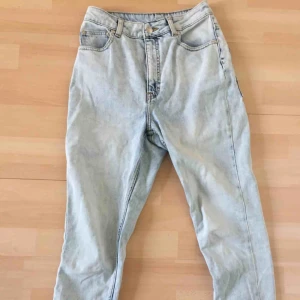  - Priset inklusive frakt! Obs de är små på mig så bilden är inte riktigt rättvis! Jeans från cheap monday. Hög midja och lite lösare. Modell donna beach blue. 99% bomull 1% elastan. 