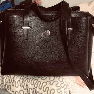  - Hej, jag säljer min Tommy Hilfiger väska. Köpte på Åhléns. Jätte bra skick. Fast pris.