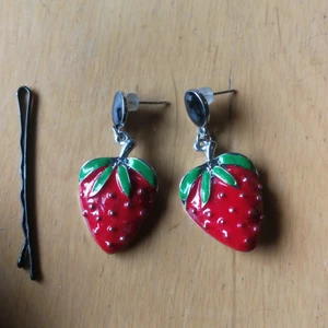 Jordgubbsörhängen - Aldrig använda. Frakt tillkommer 