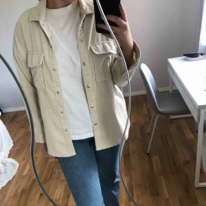  - Beige manschester skjorta 