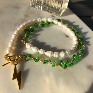 Sjukt snyggt halsband med gröna glaspärlor och krämvita sötvattenspärlor⚡️ kan justera längden om så önskas, frakt 11kr