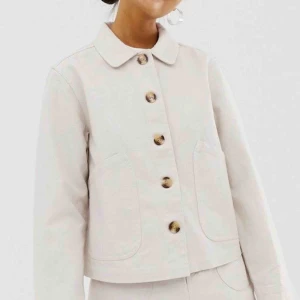  - Superfin populär beige jacka från Monki, perfekt till våren/sommaren! Storlek XS men passar fint på mig också som har S :)) köpt för 400, (använd ca 3 månader) Eftersom många är intresserade får ni buda i kommentarerna