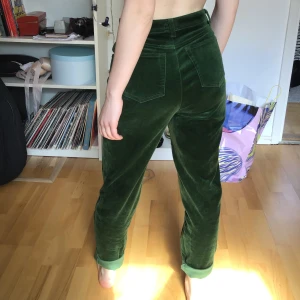 Byxor - BEATRICE ELIs gamla byxor!! I grön sammet, väldigt fina. Hör av dig för frågor💘