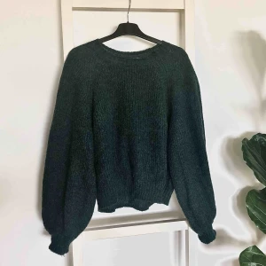  - Stickad tröja från Weekday i fin mörkgrön färg ✨ lite ballongärm, jättefin på! Knappt använd = jättefint skick! Köparen står för ev fraktkostnad ☺️