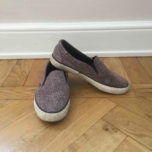  - Här har ni ett par supersköna och rosaglittriga slip-ins! De är något små i storleken, men jag som har 38 kan ändå ha dem, däremot skulle de nog passa någon med storlek 37 bäst.