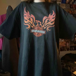  - Skit cool t shirt från harley davidson!!! Köpt på beyond retro. Den är bra skick !!💕💕💕 BUDET ÄR AVSLUTAT! 