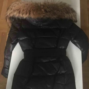 jacka - En hollies dunjacka, den sitter väldigt fint och framhäver kroppsformen även om man inte har någon kurvig form!!! Det är en väldigt känd märke och köpte den för 1200kr, säljer den för fick en ny jacka i present 