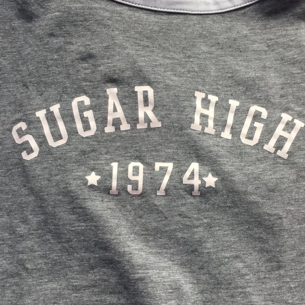 Grå t-shirt med trycket ’sugar high 1974’. Storlek 158/164. Har använt några gånger men känns som ny. Jätteskönt material! Möts upp i Sthlm eller fraktar(köparen står för frakt)✨. T-shirts.