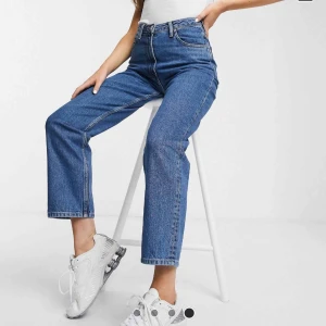  - Snygga momjeans beställda från ASOS, säljes pga fel storlek och är därför helt oanvända. Från märket COLLUSION 