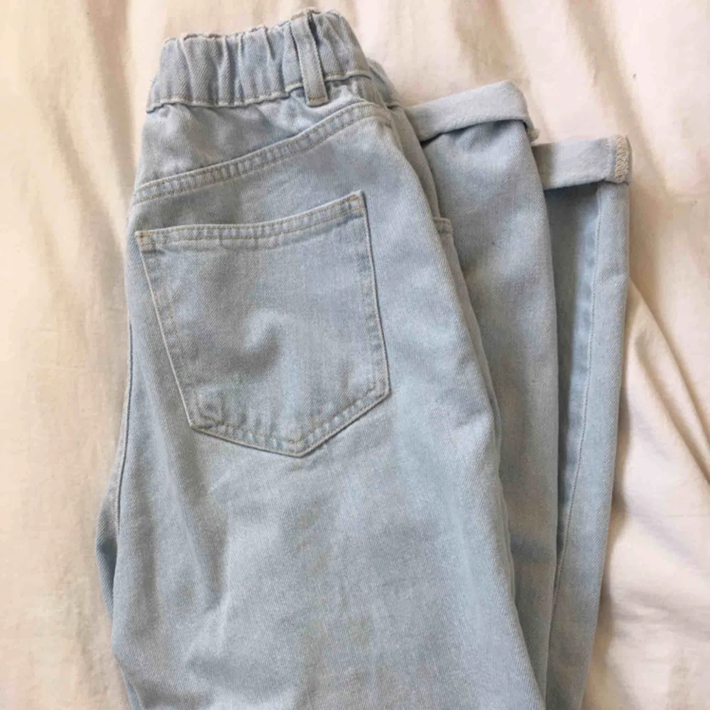 Perfekta högmidjade jeansen! Används fåtal gånger, säljer för jag inte använder dem. Passar mig som är XS/S. Jeans & Byxor.