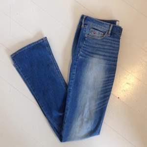 Utsvängda bootcut-jeans från Hollister i mellanblå tvätt med ljusa 