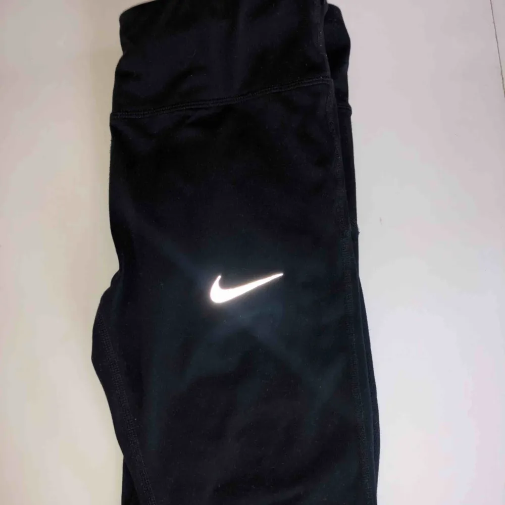 Ett par fina Nike tights i storlek XS/S som är sparsamt använda! Väldigt fint skick. Kontakta för bättre bilder! . Övrigt.