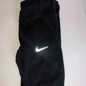 Ett par fina Nike tights i storlek XS/S som är sparsamt använda! Väldigt fint skick. Kontakta för bättre bilder! 