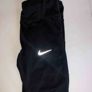  - Ett par fina Nike tights i storlek XS/S som är sparsamt använda! Väldigt fint skick. Kontakta för bättre bilder! 