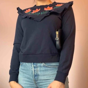  - Gullig🍓men ändå lite kaxig💥 tröja med volang och fina broderade blomdetaljer🌸