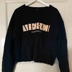  - Marinblå sweatshirt från River Island. Ljusrosa tryck på framsidan, bekvämt material. Fler bilder kan skickas frakt ingår ej.