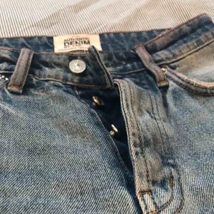  - Ett par skit snygga jeans från zara denim. För dig som är ganska liten skulle jeansen va perffa då det är storlek 32. Jeansen har slitningar både på nedre delen av benet och på fickorna. 