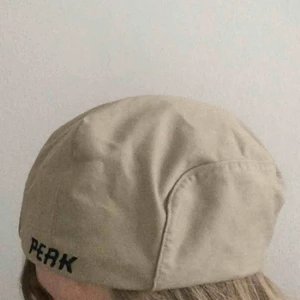  - Jättecool hatt/basker från peak performance. Passar alla storlekar eftersom man kan ställa in den själv!😻