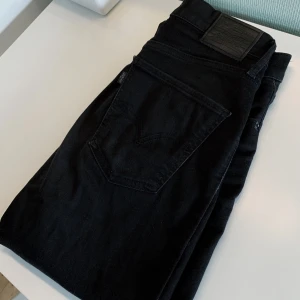 Levi’s jeans  - Levi’s jeans i modellen ”Mile High Super Skinny” i svart. Storleken är 28 och längden passar mig som är runt 175cm lång. Bra använt skick🦋 Köpta för 1200kr Frakt:44-66kr