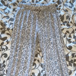  - Leopard sovbyxor, suupersköna och använda mycket! De är lite knoppriga men superfina och bekväma. Funkar även på sommaren då de inte är så tjocka i tyget. De köptes i USA.